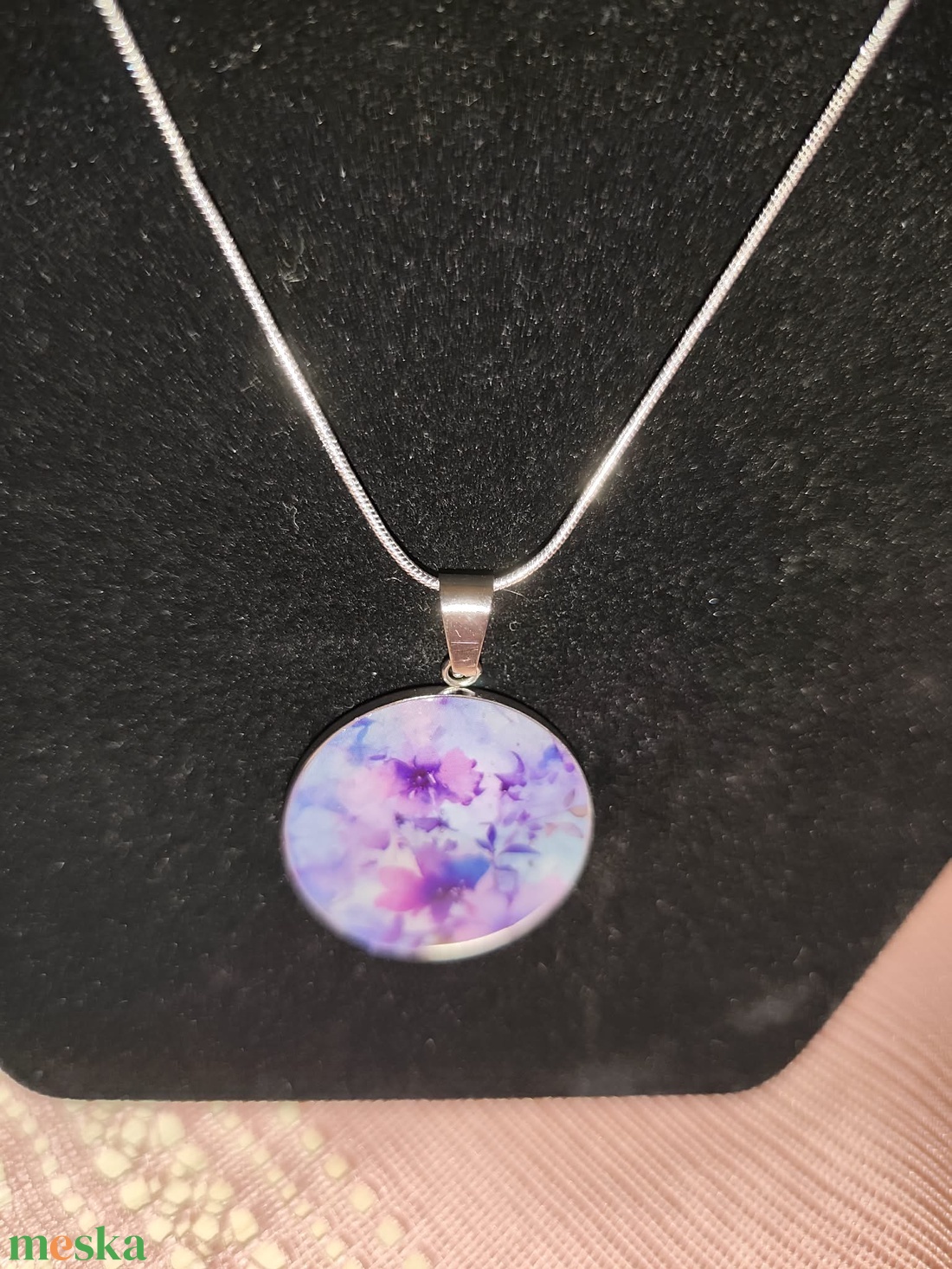 Lila virágmintás nyaklánc - ékszer - nyaklánc - medálos nyaklánc - Meska.hu