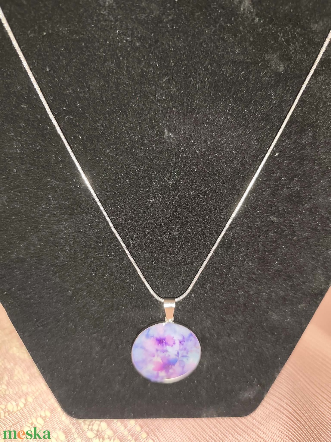 Lila virágmintás nyaklánc - ékszer - nyaklánc - medálos nyaklánc - Meska.hu