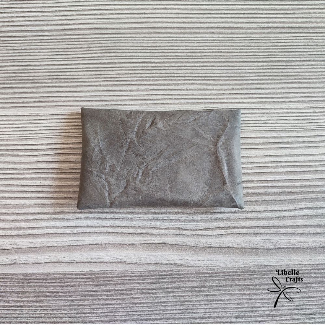 Gyűrt szürke egyfakkos kártyatartó - táska & tok - pénztárca & más tok - kártyatartó & irattartó - Meska.hu