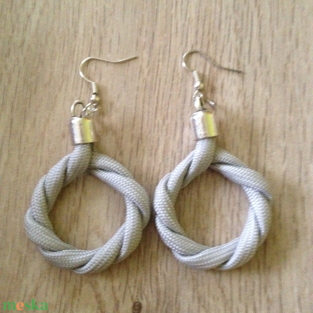 Fonott paracord szürke karika fülbevaló - ékszer - fülbevaló - lógó fülbevaló - Meska.hu Fonott paracord szürke karika fülbevaló - ékszer - fülbevaló - lógó fülbevaló - Meska.hu