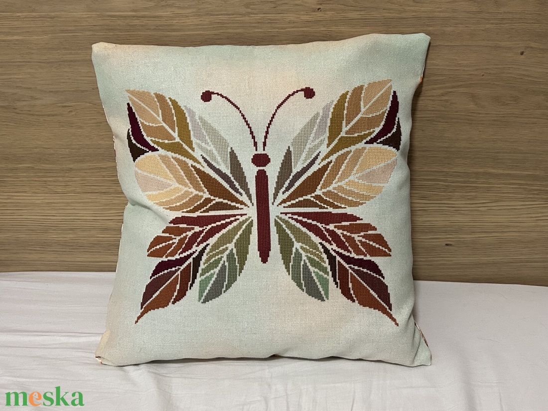 Keresztszemes hímzett pillangós díszpárna � kézműves lakásdekor - otthon & életmód - lakástextil - párna & párnahuzat - díszpárna (belsővel együtt) - Meska.hu