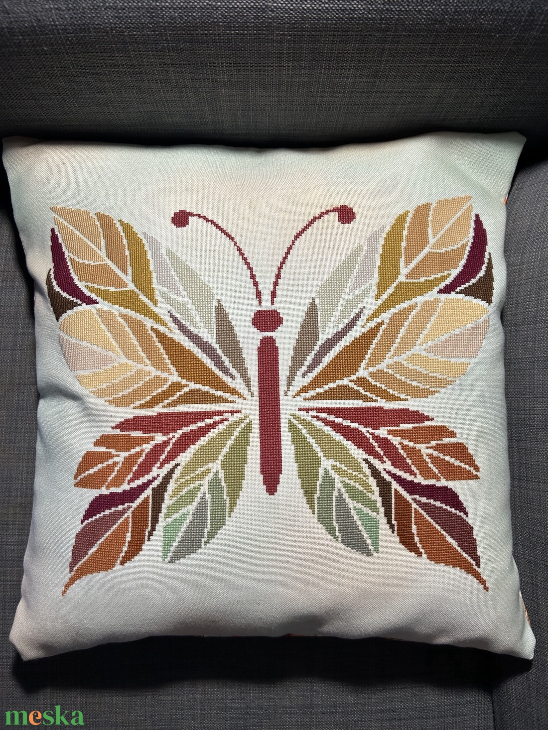Keresztszemes hímzett pillangós díszpárna � kézműves lakásdekor - otthon & életmód - lakástextil - párna & párnahuzat - díszpárna (belsővel együtt) - Meska.hu