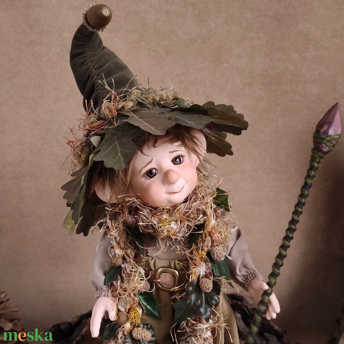 Kis vadász manó: GÁSPÁR - porcelán, mozgatható  - otthon & életmód - dekoráció - manók - Meska.hu