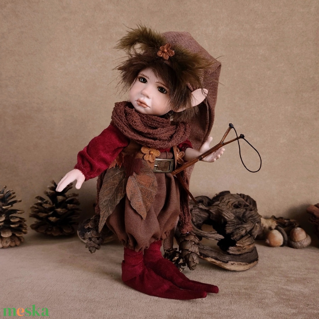 Kis csúzlis manó: PATRIK - porcelán, mozgatható  - otthon & életmód - dekoráció - manók - Meska.hu