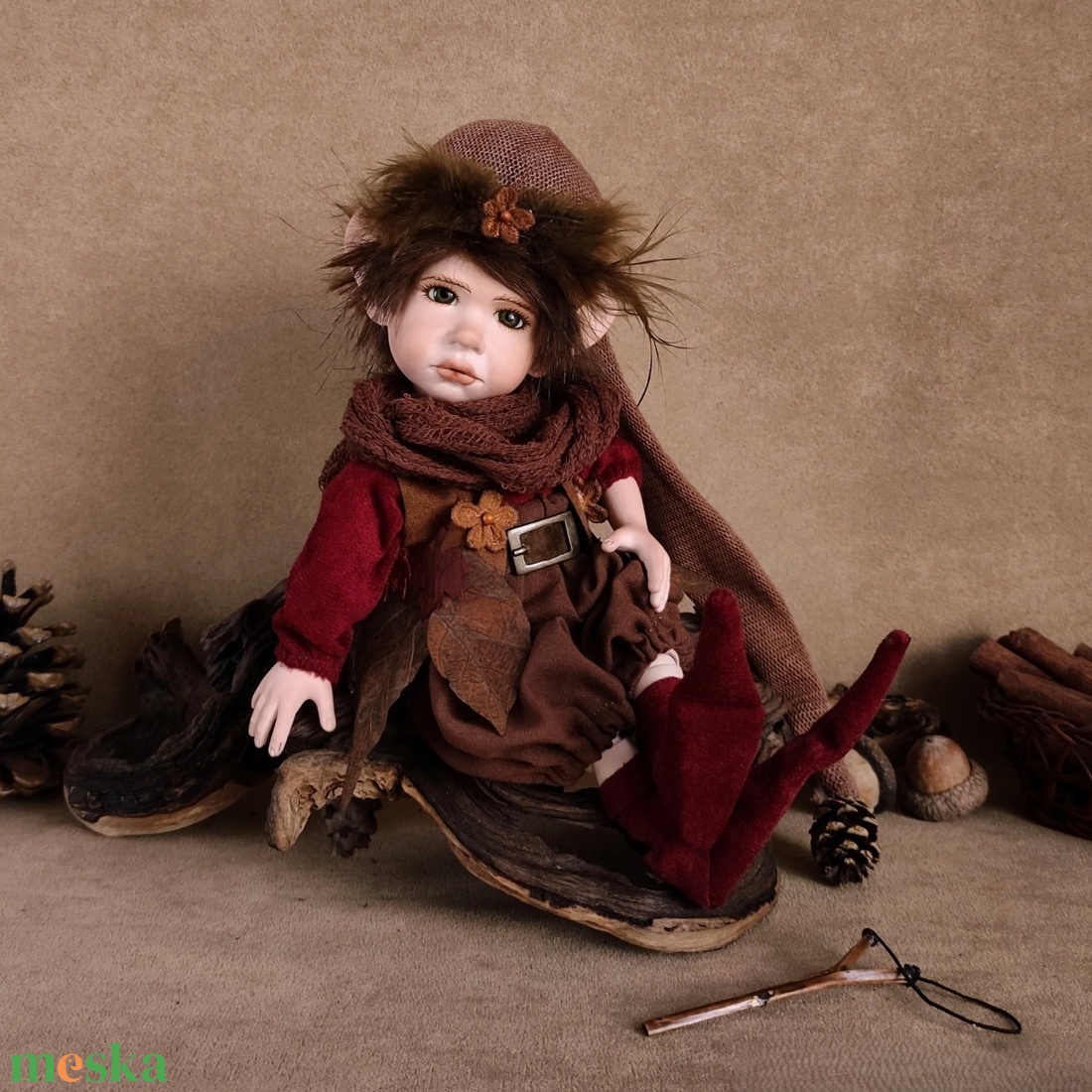 Kis csúzlis manó: PATRIK - porcelán, mozgatható  - otthon & életmód - dekoráció - manók - Meska.hu