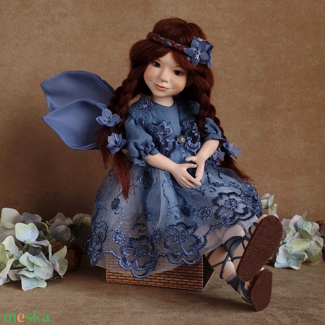 SZILFIN - kék csipkés porcelán tündér, mozgatható - otthon & életmód - dekoráció - dekoratív figurák és szobrok - Meska.hu