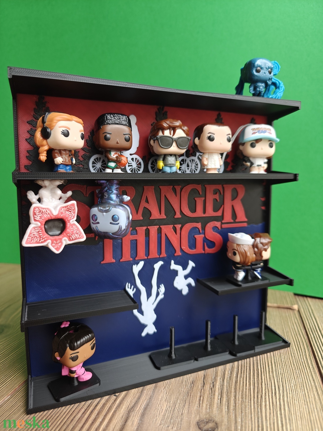 Stranger Things Kinder figura tartó állvány - otthon & életmód - dekoráció - asztal és polc dekoráció - asztaldísz - Meska.hu