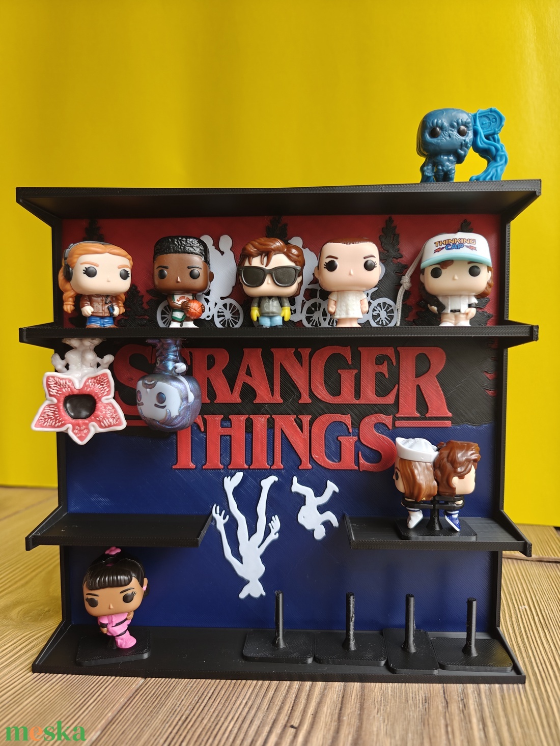 Stranger Things Kinder figura tartó állvány - otthon & életmód - dekoráció - asztal és polc dekoráció - asztaldísz - Meska.hu