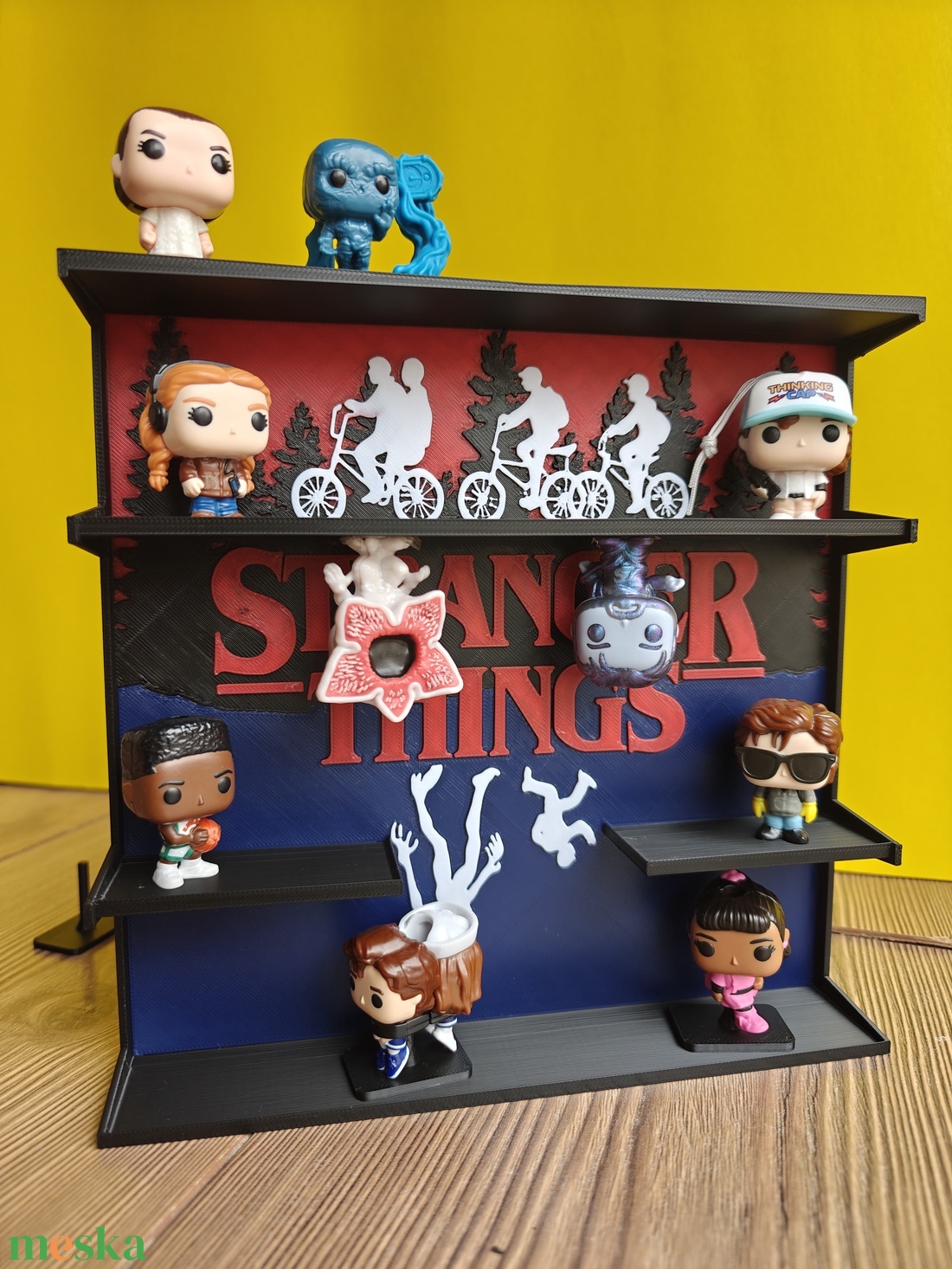 Stranger Things Kinder figura tartó állvány - otthon & életmód - dekoráció - asztal és polc dekoráció - asztaldísz - Meska.hu