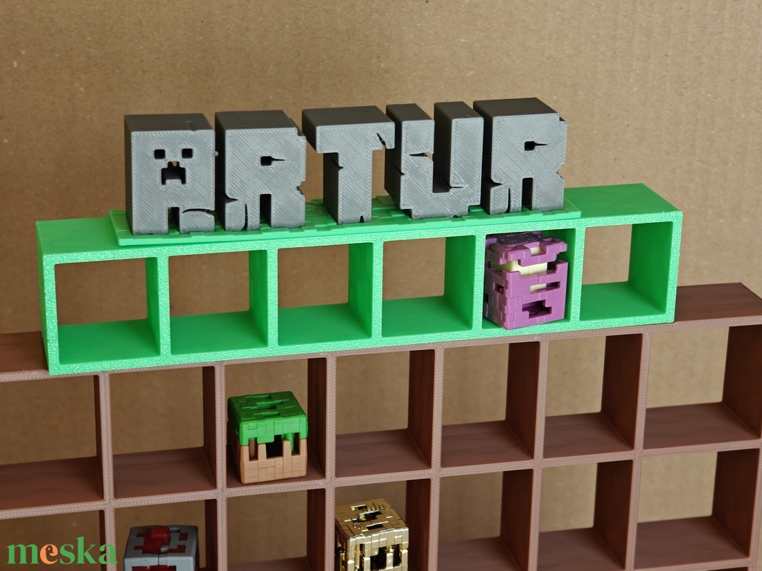 EGYEDI neves Minecraft Kinder Joy figura tartó állvány - otthon & életmód - tárolás & rendszerezés - íróasztali tároló - Meska.hu