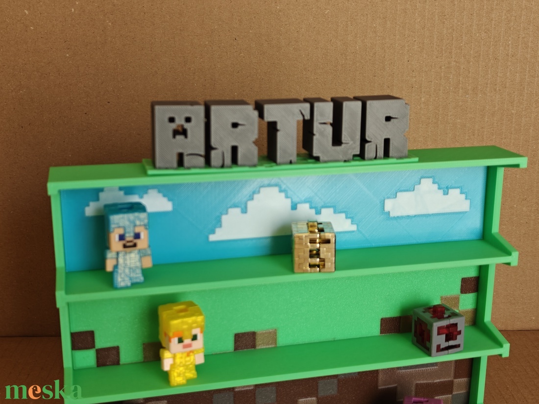 EGYEDI neves Minecraft Kinder Joy figura tartó állvány - otthon & életmód - tárolás & rendszerezés - íróasztali tároló - Meska.hu