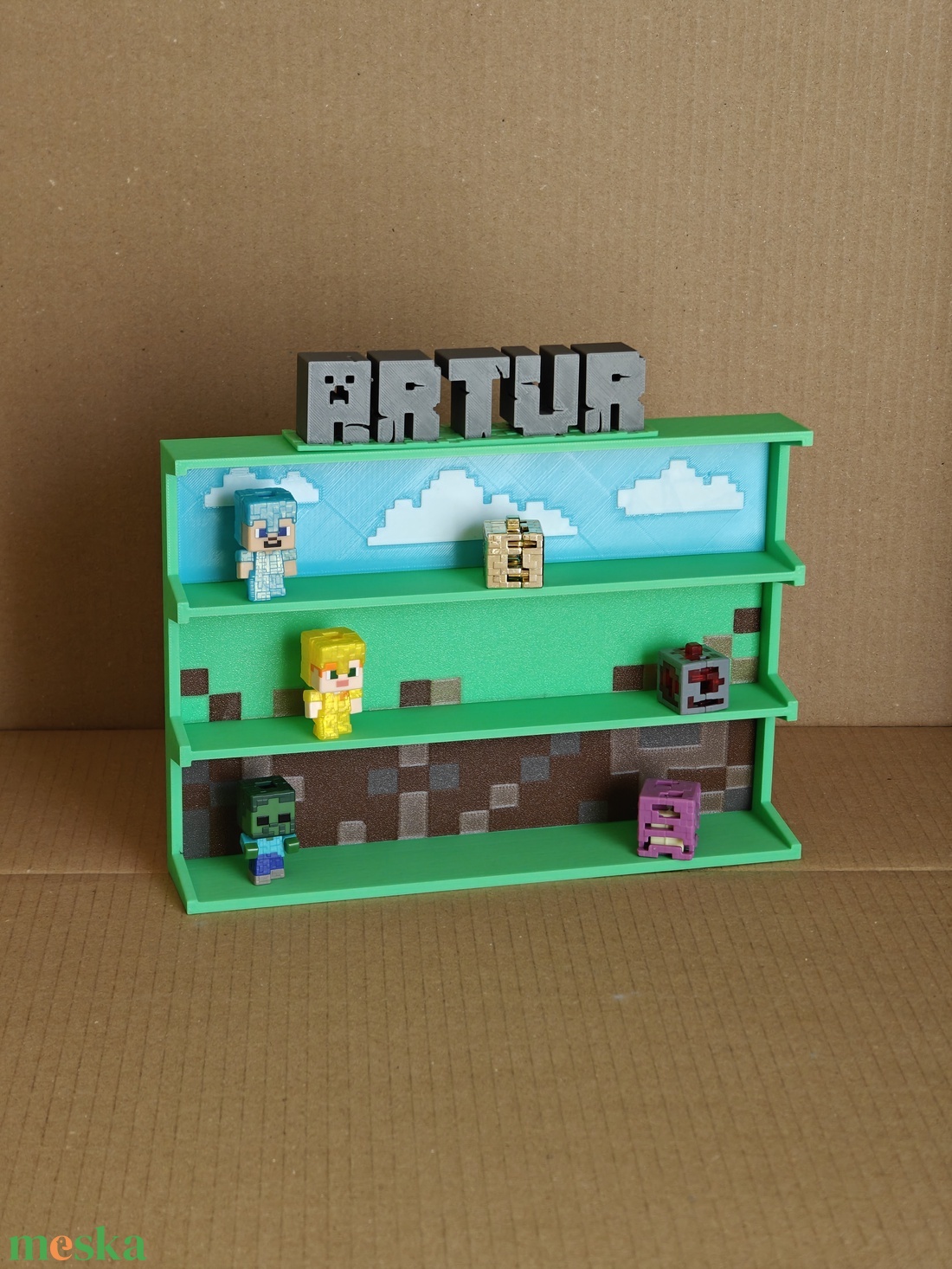 EGYEDI neves Minecraft Kinder Joy figura tartó állvány - otthon & életmód - tárolás & rendszerezés - íróasztali tároló - Meska.hu