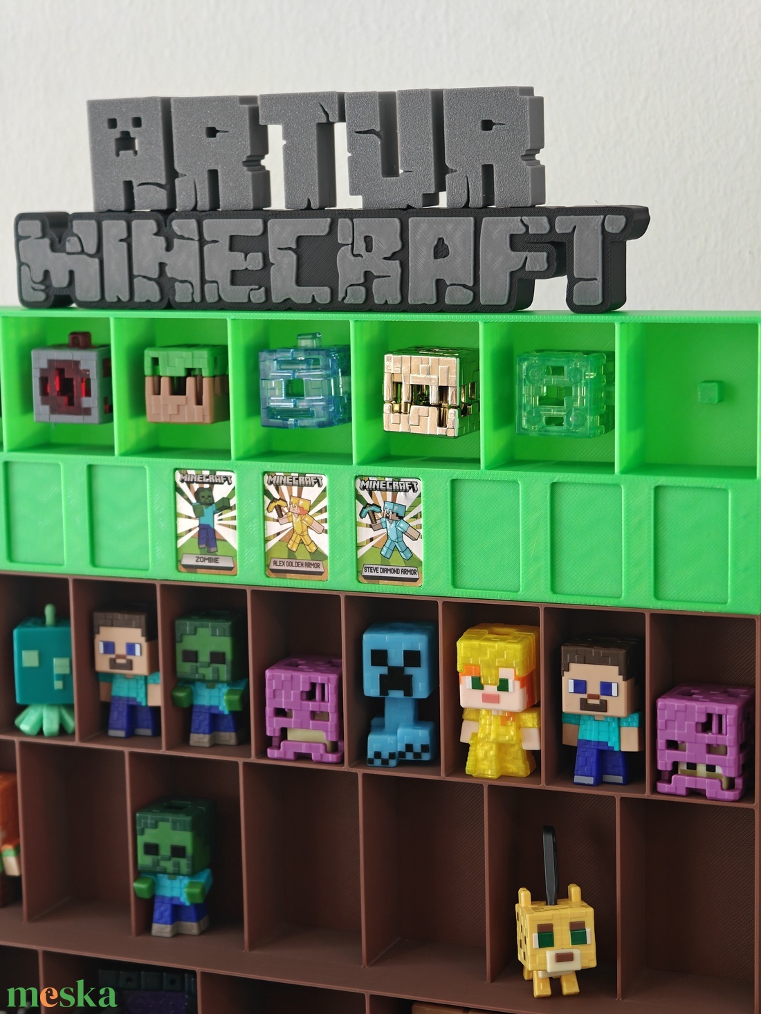 EGYEDI neves Minecraft Kinder Joy figura és kártya tartó tartó állvány - otthon & életmód - tárolás & rendszerezés - íróasztali tároló - Meska.hu