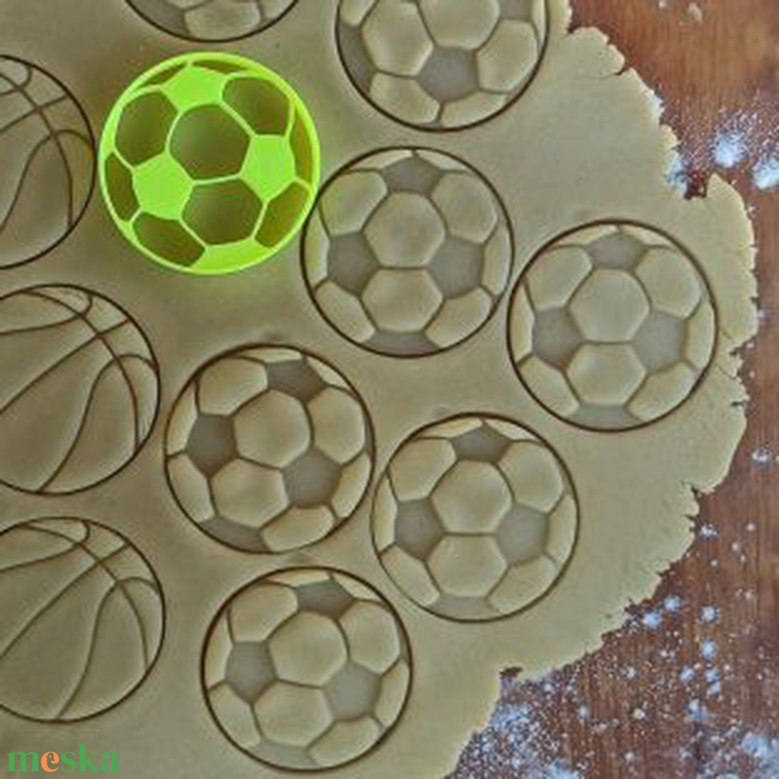 Football (focilabda) alakú sütikiszúró (kekszmintázó)  - otthon & életmód - dekoráció - halloween - halloweeni sütikiszúrók - Meska.hu