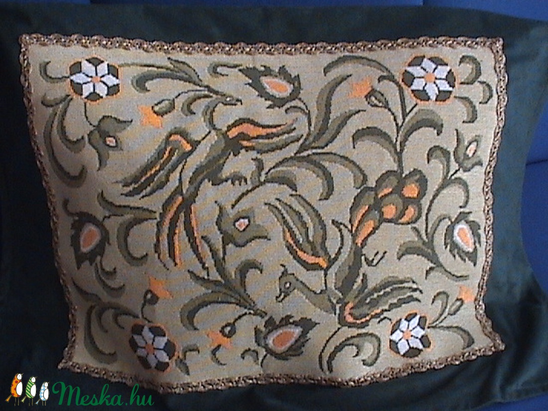 Gobelinnel díszített bársony díszpárna - otthon & életmód - lakástextil - párna & párnahuzat - Meska.hu