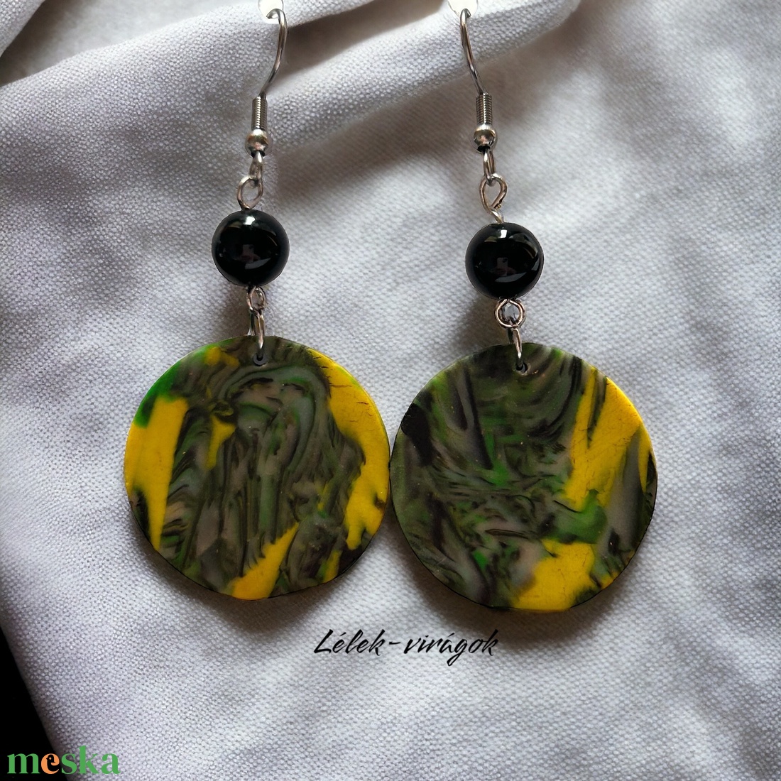 Sárga-zöld kerek polymer clay fülbevaló - ékszer - fülbevaló - lógó fülbevaló - Meska.hu