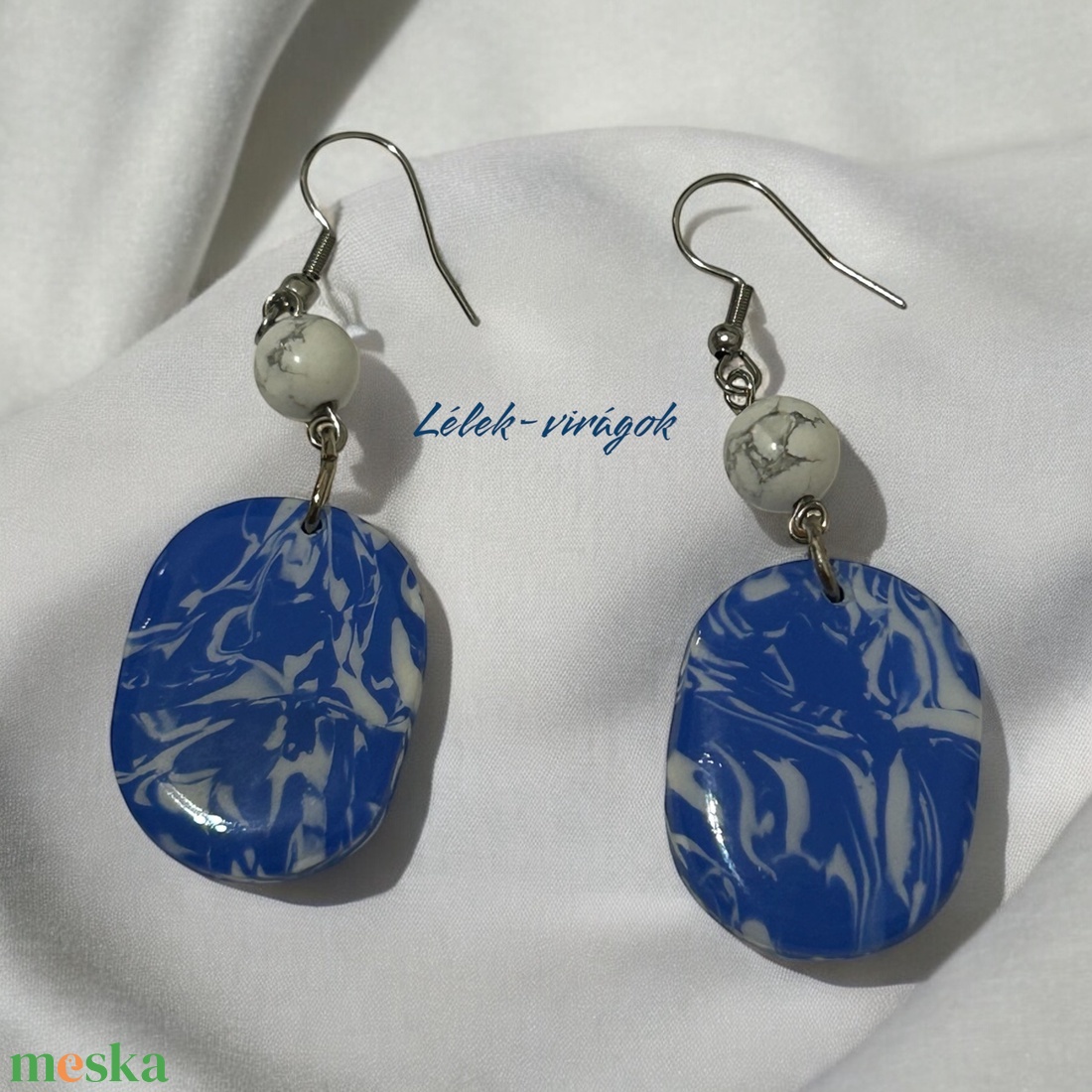 Kék és fehét színű polymer clay fülbevaló howlittal - ékszer - fülbevaló - lógó fülbevaló - Meska.hu Kék és fehét színű polymer clay fülbevaló howlittal - ékszer - fülbevaló - lógó fülbevaló - Meska.hu