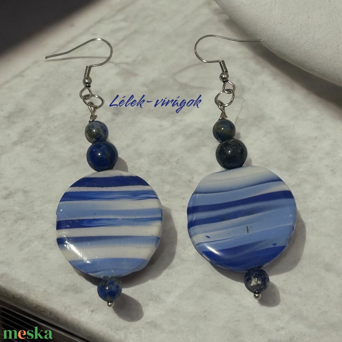 Kék csíkos polymer clay fülbevaló lapis lazulival - ékszer - fülbevaló - lógó fülbevaló - Meska.hu Kék csíkos polymer clay fülbevaló lapis lazulival - ékszer - fülbevaló - lógó fülbevaló - Meska.hu