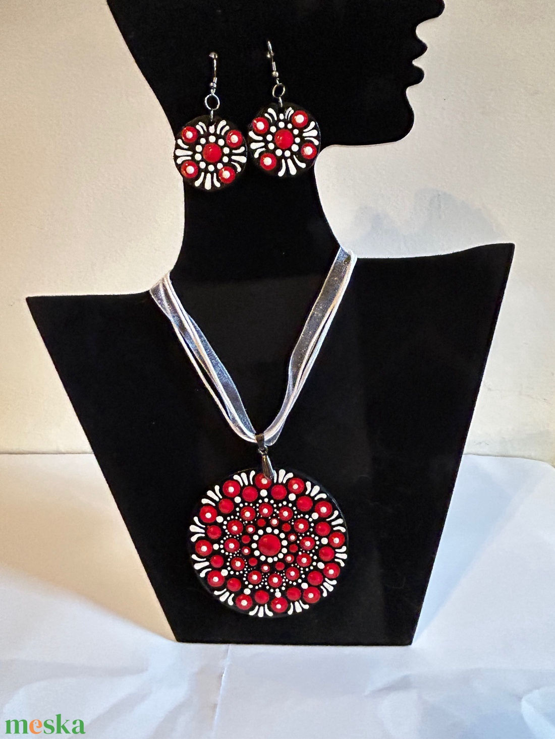 Medálos szett piros és fehér színekben - ékszer - ékszerszett - Meska.hu