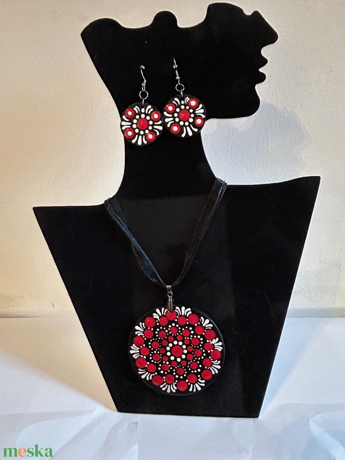 Medálos szett piros és fehér színekben - ékszer - ékszerszett - Meska.hu