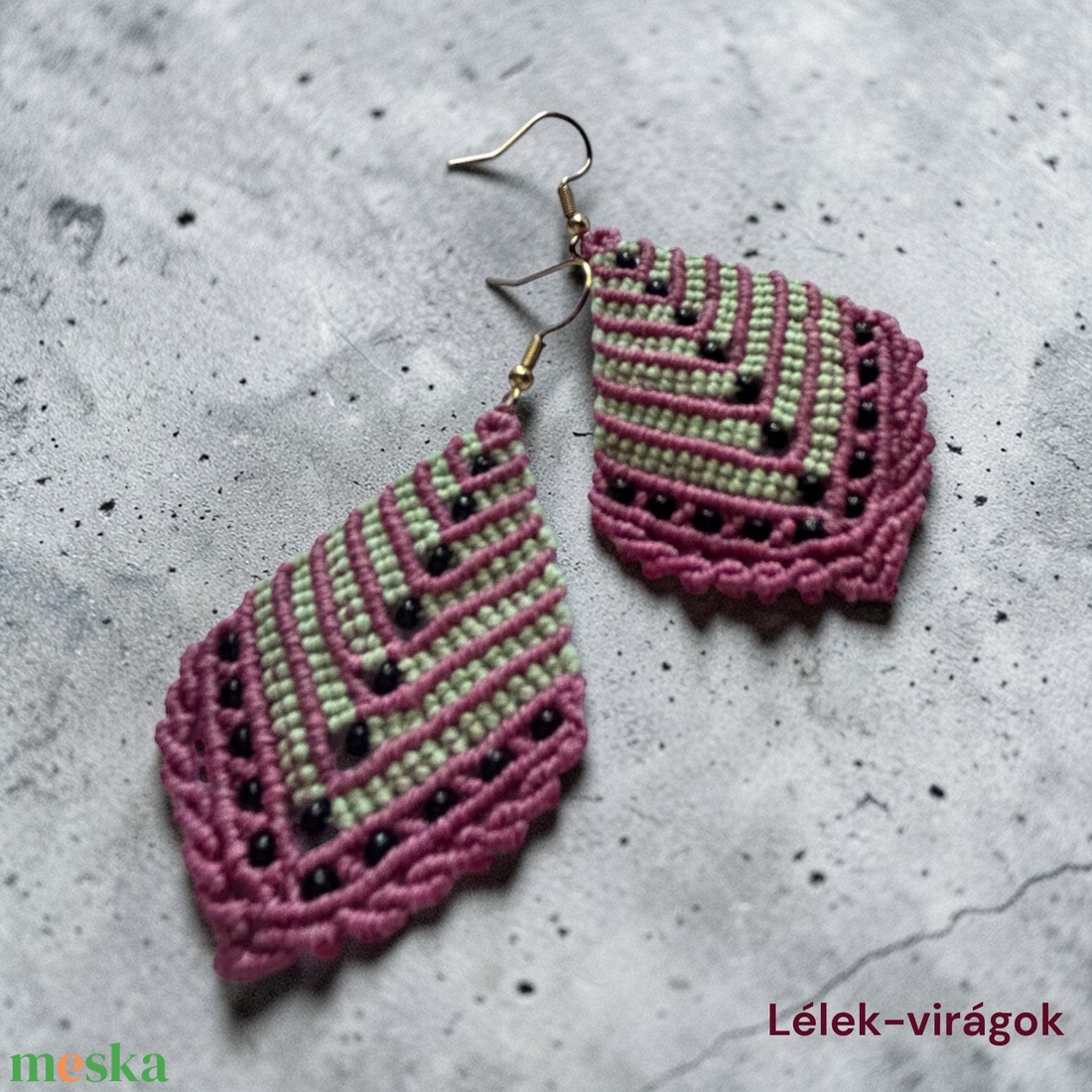 Mályva és zöld mikromakramé fülbevaló - ékszer - fülbevaló - lógó fülbevaló - Meska.hu