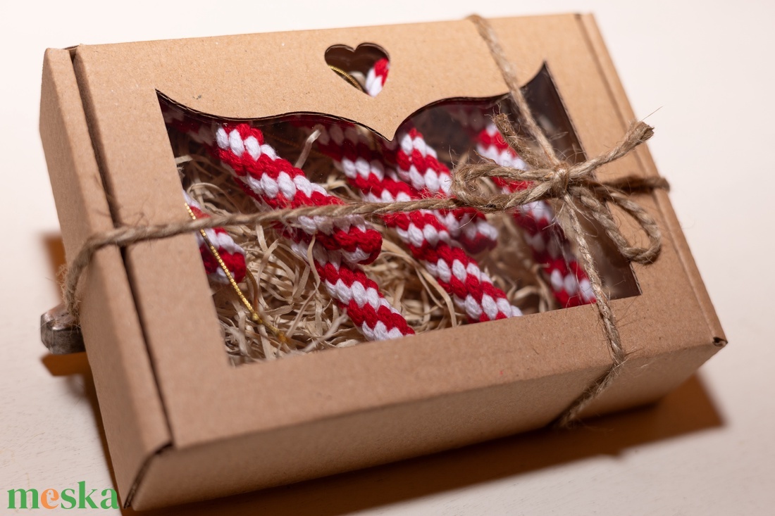 Makramé karácsonyi cukorkapálca - karácsony - karácsonyi lakásdekoráció - karácsonyfadíszek - Meska.hu