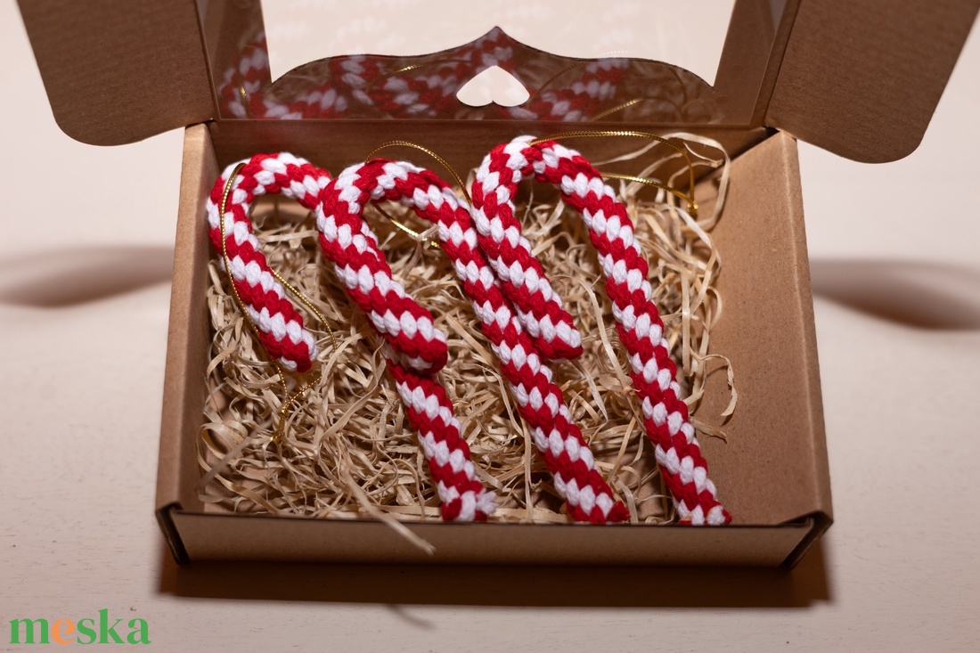 Makramé karácsonyi cukorkapálca - karácsony - karácsonyi lakásdekoráció - karácsonyfadíszek - Meska.hu