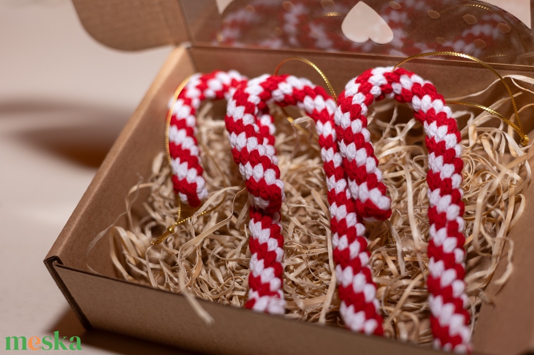 Makramé karácsonyi cukorkapálca - karácsony - karácsonyi lakásdekoráció - karácsonyfadíszek - Meska.hu