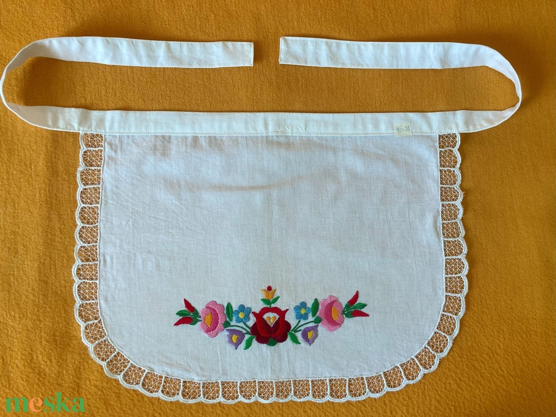 Hímzett kötény - otthon & életmód - konyhafelszerelés, tálalás - konyhai textil - kötény - Meska.hu