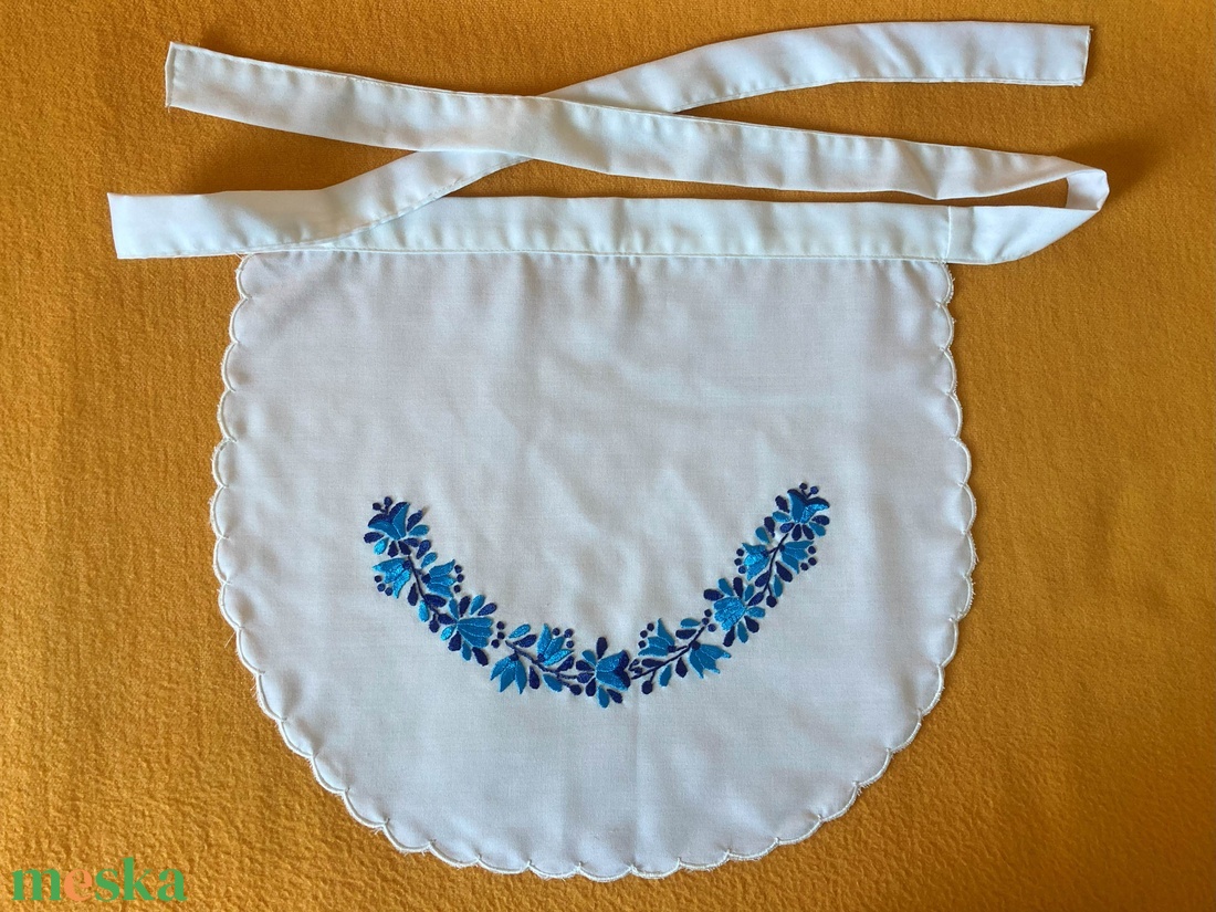 Hímzett kötény - otthon & életmód - konyhafelszerelés, tálalás - konyhai textil - kötény - Meska.hu