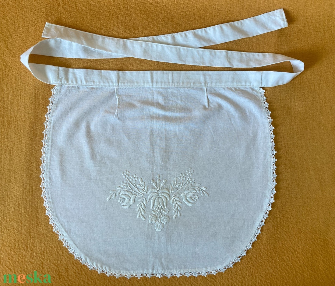 Hímzett kötény - otthon & életmód - konyhafelszerelés, tálalás - konyhai textil - kötény - Meska.hu