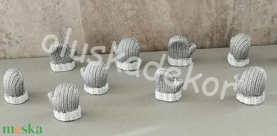 Keztyű, karácsonyi figura piros, ezüst, szürke színben, dekorációs alapanyag, 4x2,4cm - kellékek & szerszámok - dekorációs kellékek - egyéb kellékek - Meska.hu Keztyű, karácsonyi figura piros, ezüst, szürke színben, dekorációs alapanyag, 4x2,4cm - kellékek & szerszámok - dekorációs kellékek - egyéb kellékek - Meska.hu