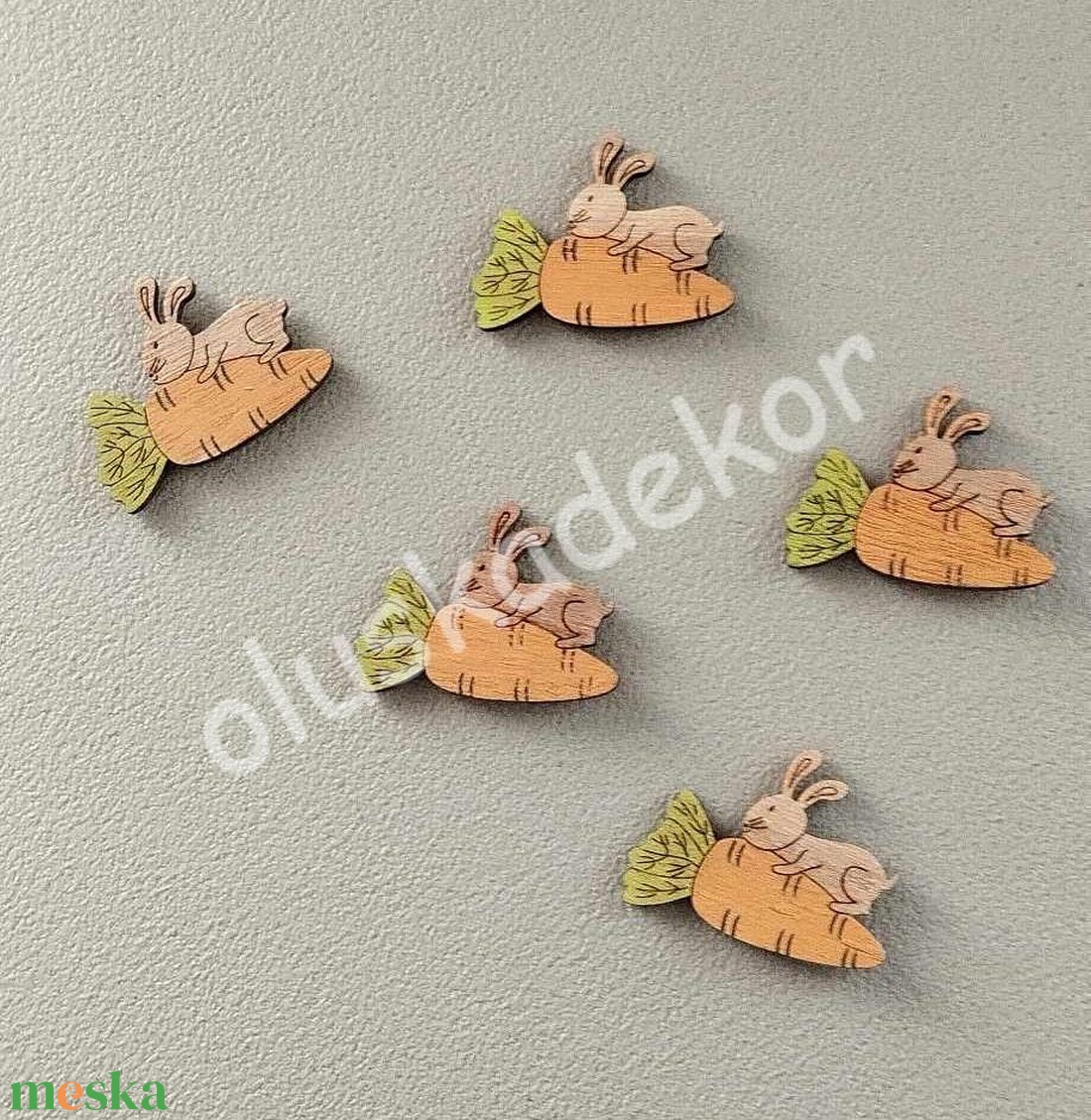 Nyuszi répával, öntapadós fafigura - kellékek & szerszámok - dekorációs kellékek - egyéb kellékek - Meska.hu