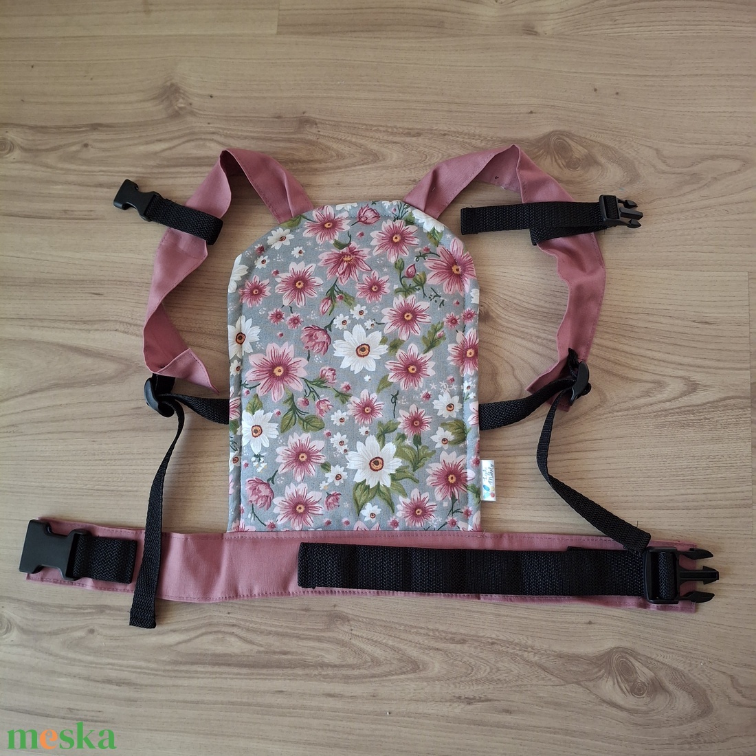 Játék csatos babahordozó, szürke-rózsaszín virágos - játék & sport - baba & babaház - babaruha, babakellék - Meska.hu Játék csatos babahordozó, szürke-rózsaszín virágos - játék & sport - baba & babaház - babaruha, babakellék - Meska.hu