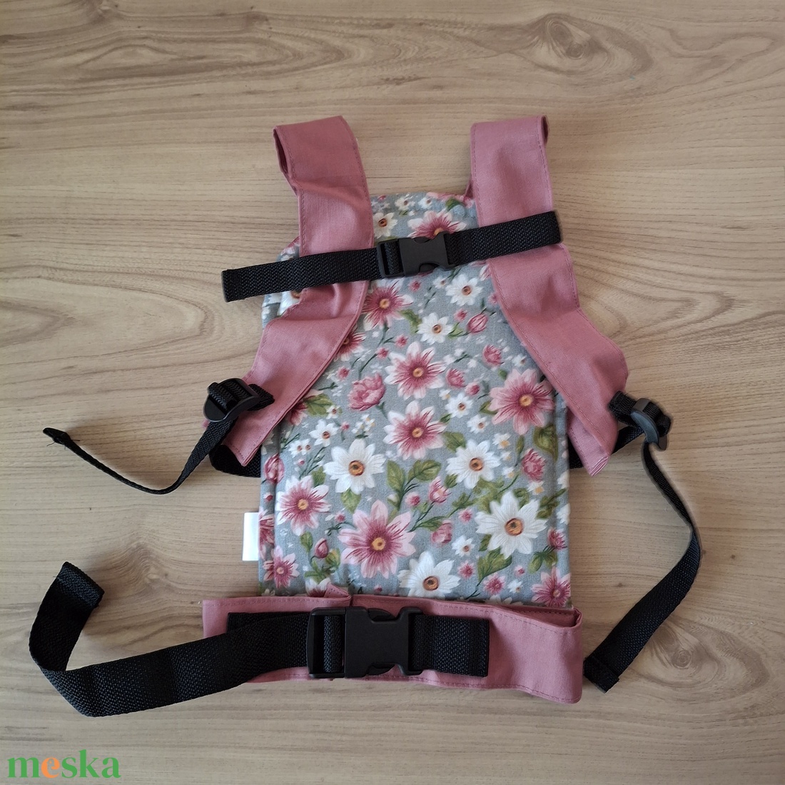 Játék csatos babahordozó, szürke-rózsaszín virágos - játék & sport - baba & babaház - babaruha, babakellék - Meska.hu Játék csatos babahordozó, szürke-rózsaszín virágos - játék & sport - baba & babaház - babaruha, babakellék - Meska.hu