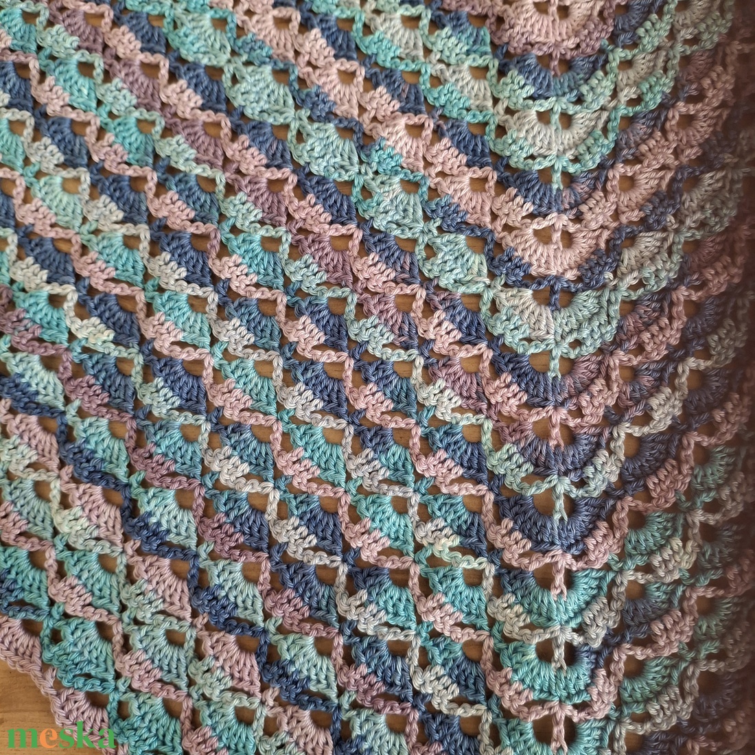 Horgolt vállkendő, lila-kék - ruha & divat - sál, sapka, kendő - kendő - Meska.hu