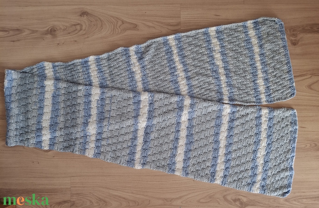 Kézzel kötött sál, szürke-kék-fehér csíkos - ruha & divat - sál, sapka, kendő - sál - Meska.hu