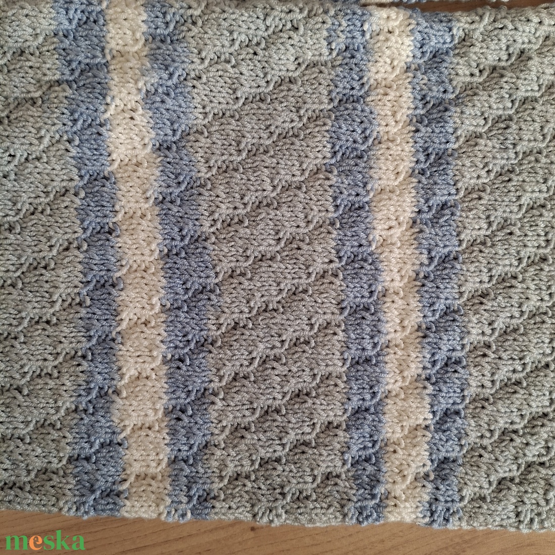 Kézzel kötött sál, szürke-kék-fehér csíkos - ruha & divat - sál, sapka, kendő - sál - Meska.hu