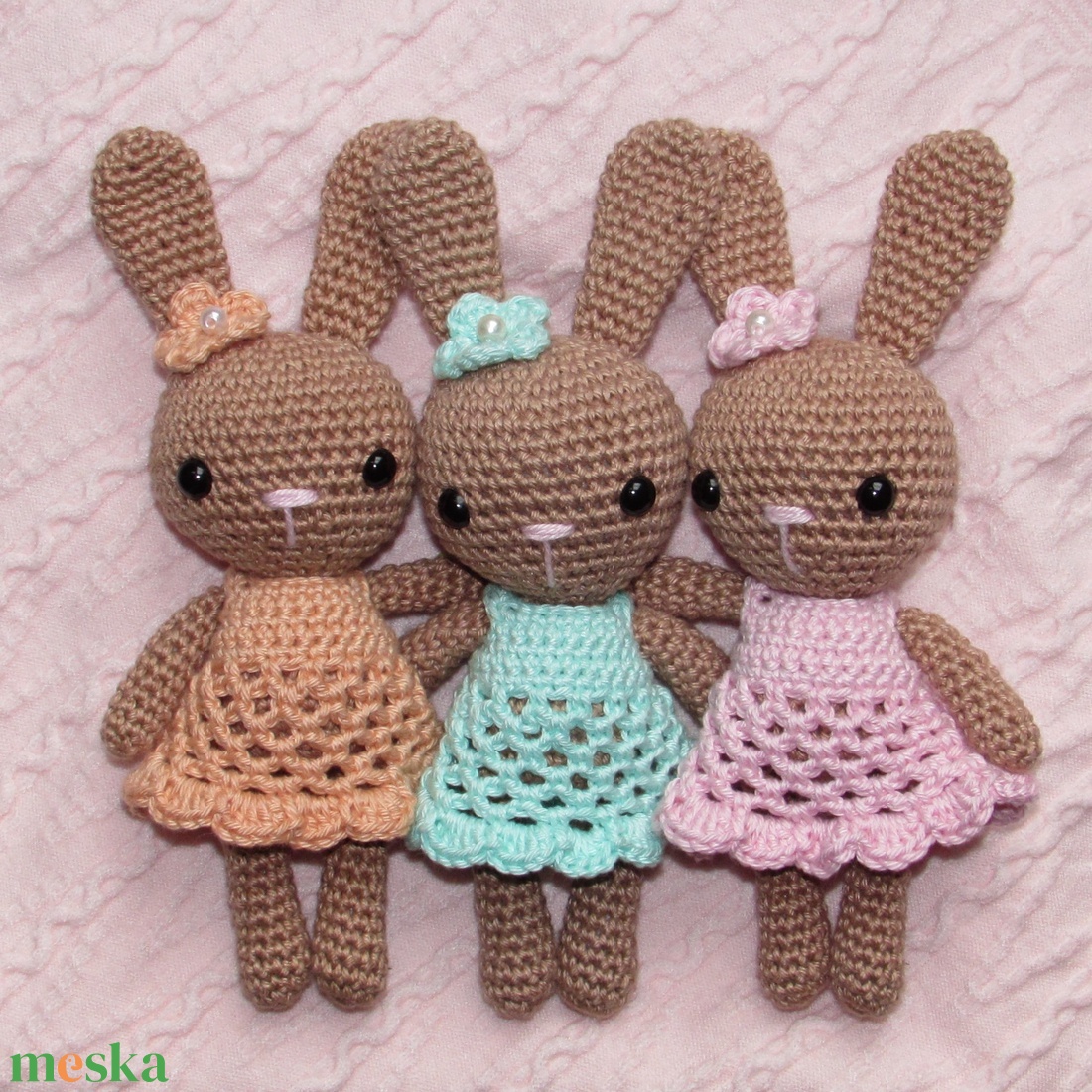 Horgolt napbarna nyuszilány menta színű ruhában amigurumi - játék & sport - plüssállat & játékfigura - nyuszi - Meska.hu