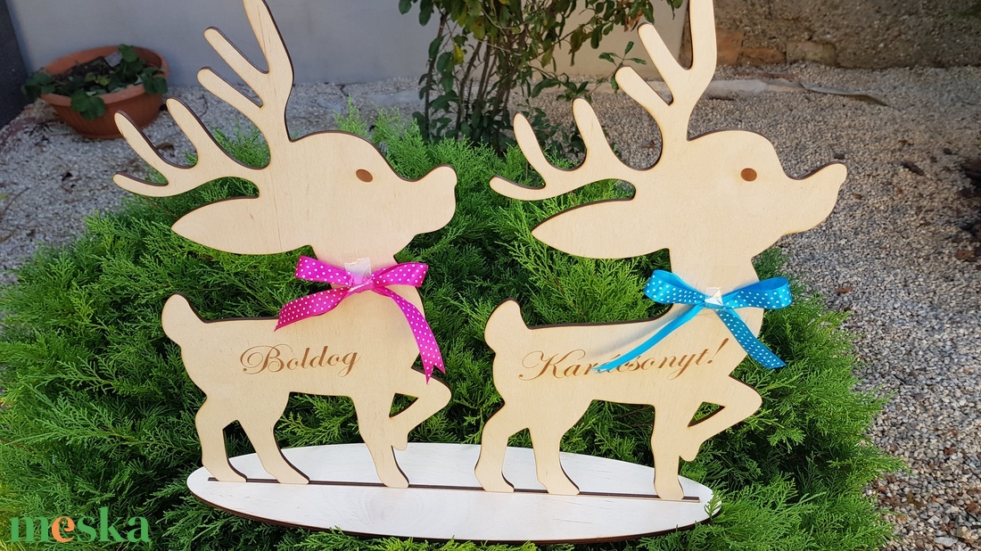 Karácsonyi szarvasok fából, Boldog karácsonyt! felirattal, masnival - karácsony - karácsonyi lakásdekoráció - karácsonyi manók, figurák - Meska.hu