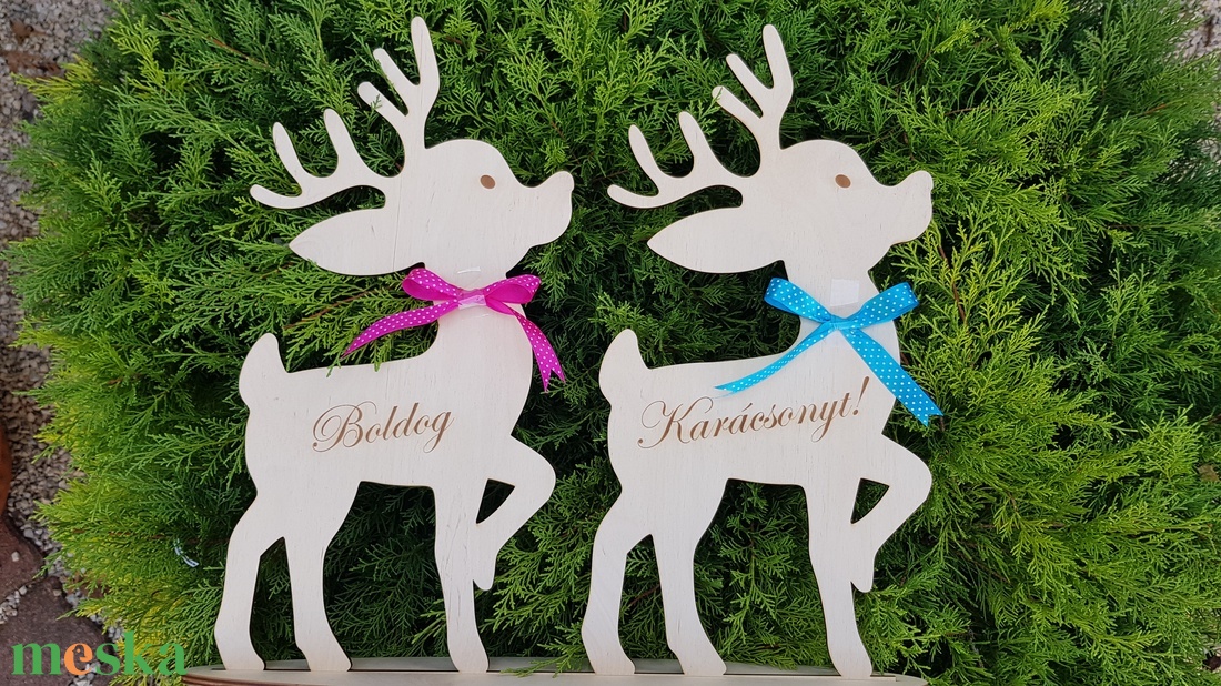 Karácsonyi szarvasok fából, Boldog karácsonyt! felirattal, masnival - karácsony - karácsonyi lakásdekoráció - karácsonyi manók, figurák - Meska.hu