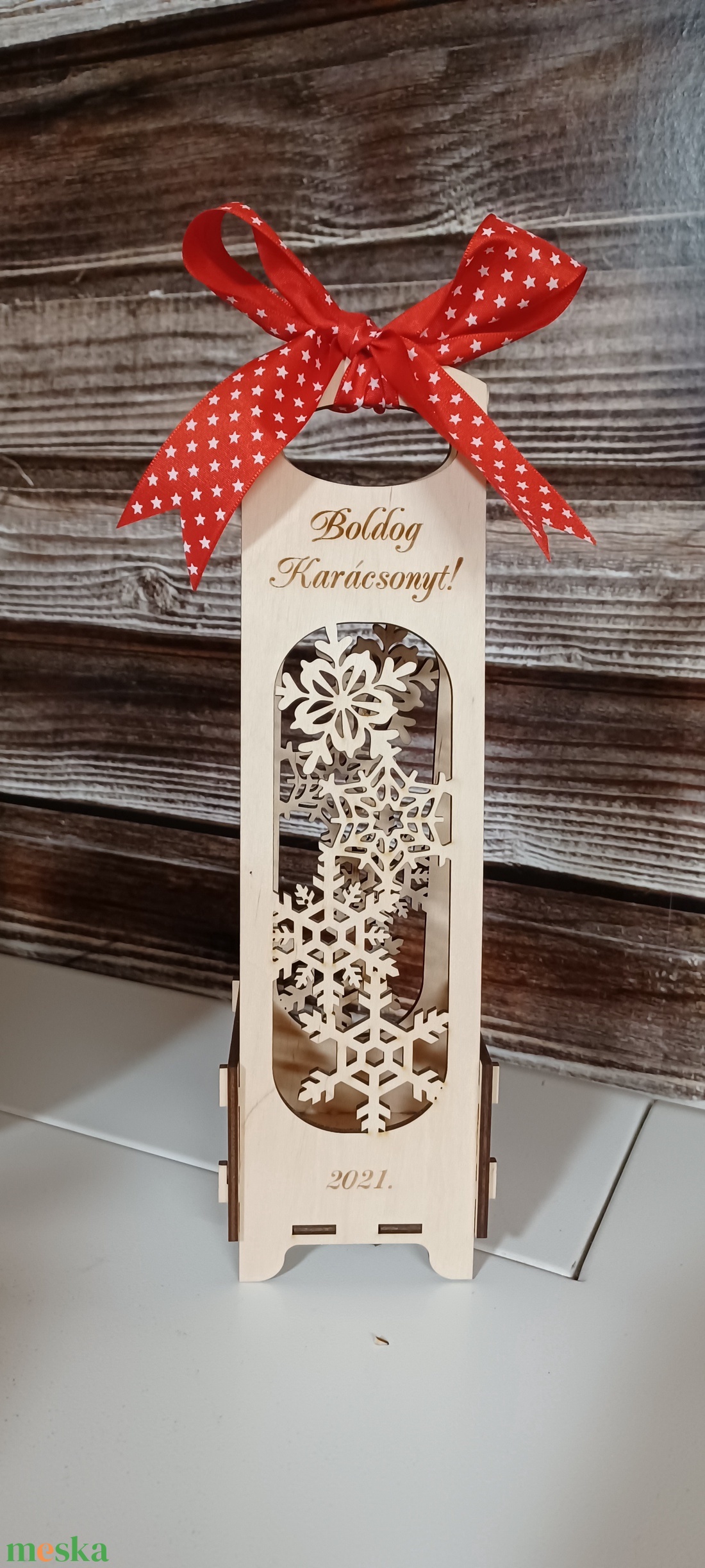 Karácsonyi boros díszdoboz hópihékkel - karácsony - karácsonyi lakásdekoráció - ünnepi asztaldekoráció - Meska.hu Karácsonyi boros díszdoboz hópihékkel - karácsony - karácsonyi lakásdekoráció - ünnepi asztaldekoráció - Meska.hu