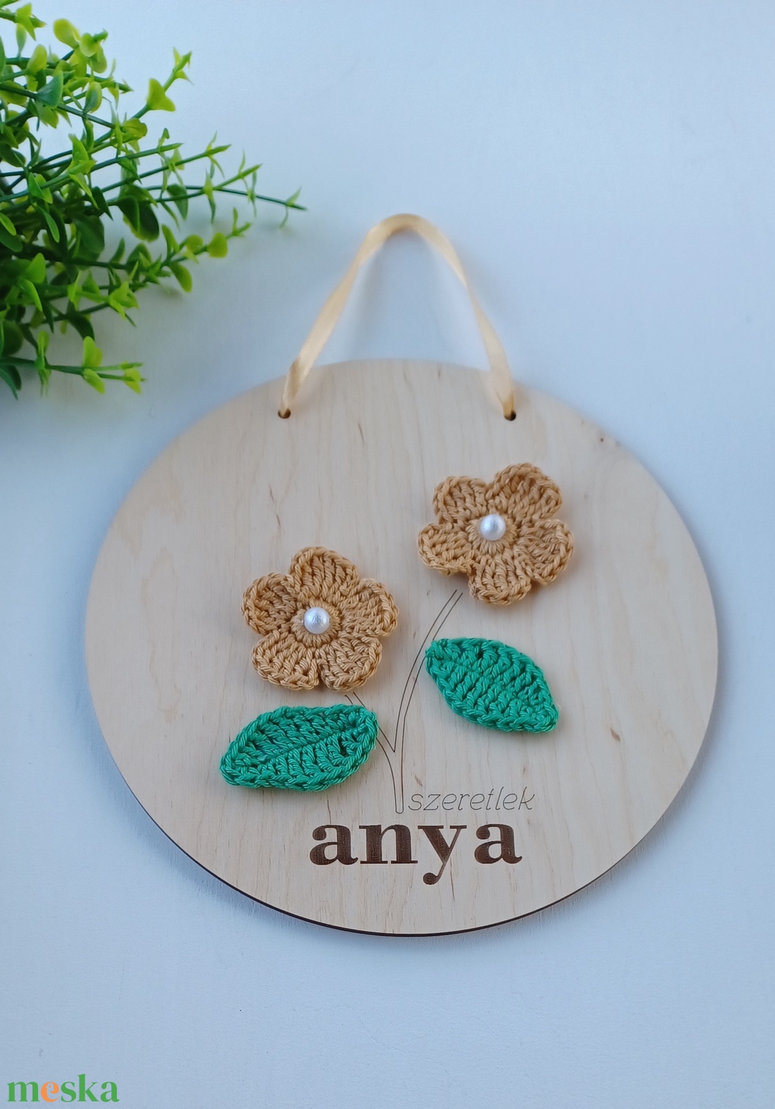 Szeretlek anya feliratú fa tábla kézzel horgolt virágokkal - otthon & életmód - dekoráció - kép & falikép - 3d képek - Meska.hu