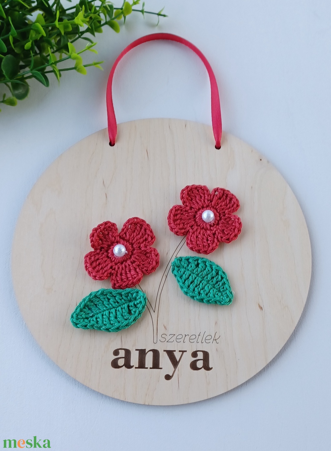 Szeretlek anya feliratú fa tábla kézzel horgolt virágokkal - otthon & életmód - dekoráció - kép & falikép - 3d képek - Meska.hu