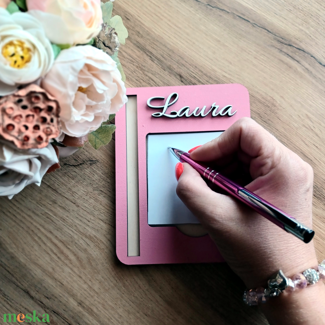 Névre szóló Post-it tartó tollal - otthon & életmód - tárolás & rendszerezés - íróasztali tároló - Meska.hu Névre szóló Post-it tartó tollal - otthon & életmód - tárolás & rendszerezés - íróasztali tároló - Meska.hu
