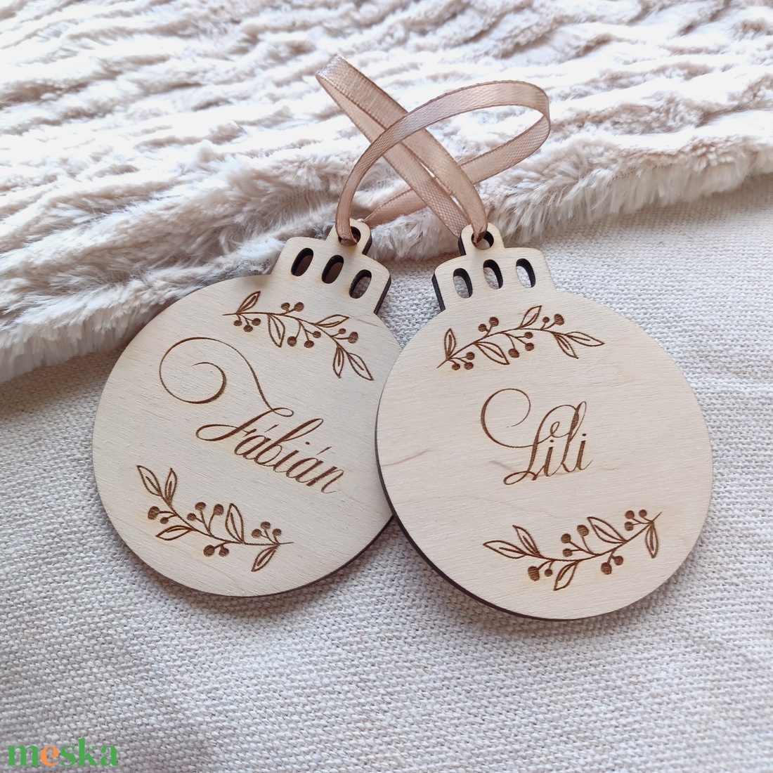 Névre szóló karácsonyfadísz fából, gömbdísz fából - karácsony - karácsonyi lakásdekoráció - karácsonyfadíszek - Meska.hu