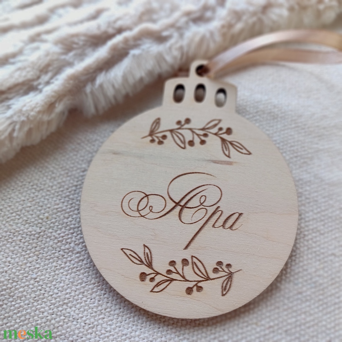 Névre szóló karácsonyfadísz fából, gömbdísz fából - karácsony - karácsonyi lakásdekoráció - karácsonyfadíszek - Meska.hu