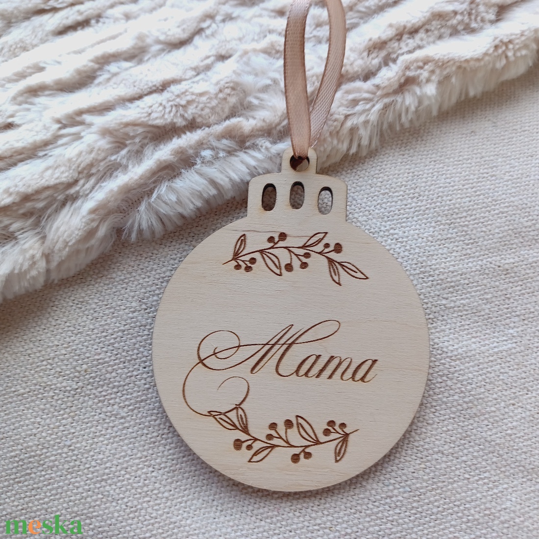 Névre szóló karácsonyfadísz fából, gömbdísz fából - karácsony - karácsonyi lakásdekoráció - karácsonyfadíszek - Meska.hu