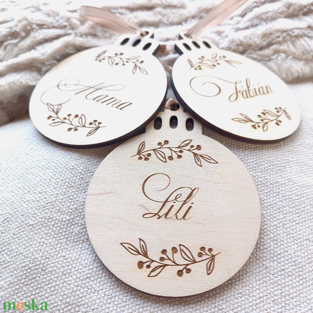 Névre szóló karácsonyfadísz fából, gömbdísz fából - karácsony - karácsonyi lakásdekoráció - karácsonyfadíszek - Meska.hu