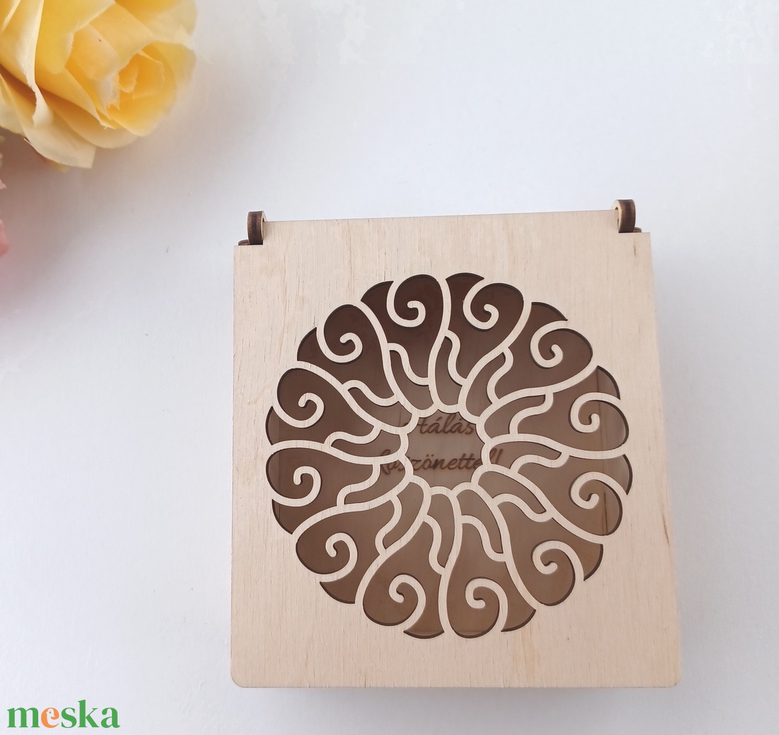 Fa ajándékdoboz egyedi gravírozással, különleges lézervágott tetővel - ékszer - ékszertartó - ékszerdoboz - Meska.hu